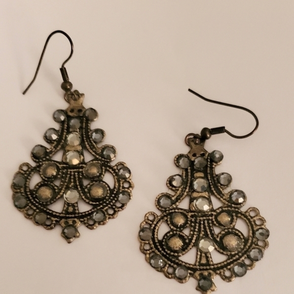 Vintage Pierced lightweight earrings - Picture 5 of 8